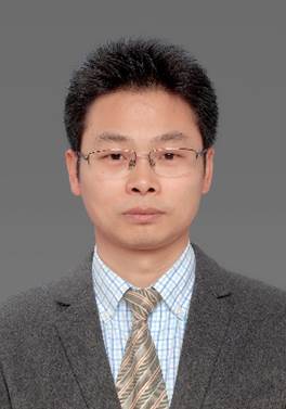 穿着西装打着领带的男人 描述已自动生成